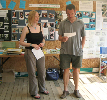 Mae Ifor ap Glyn yn darllen y beirniadaeth